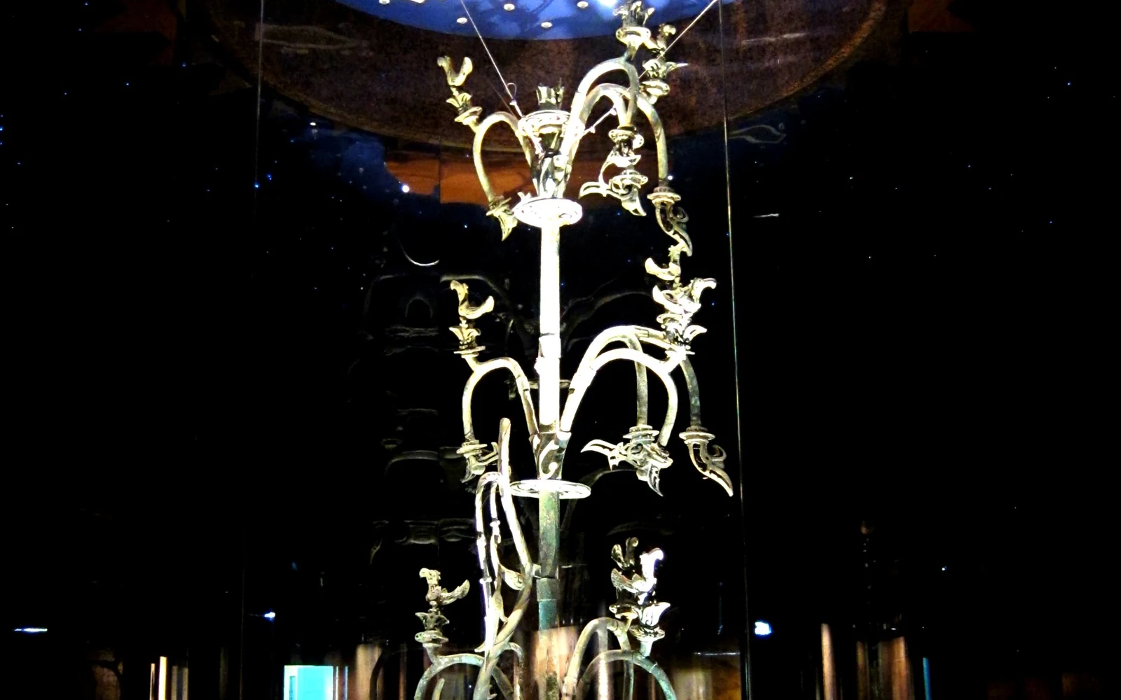 Complete monumental bronze sacred tree at Sanxingdui Museum