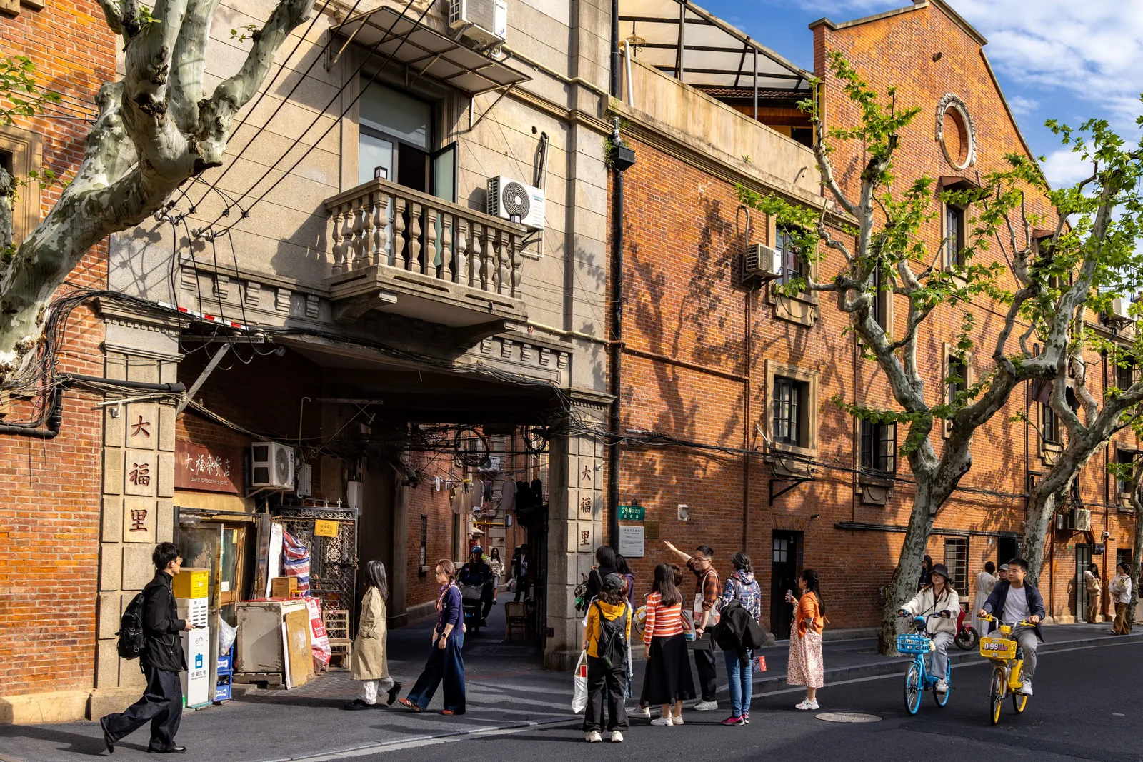 Dafu Li places the shikumen gate inside a lived-in Shanghai lane